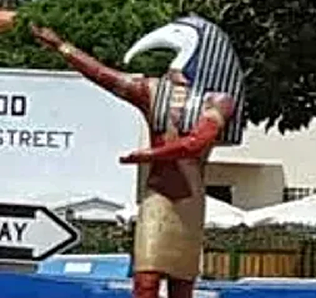 Statue of Egyptian god Thoth outdoors.
